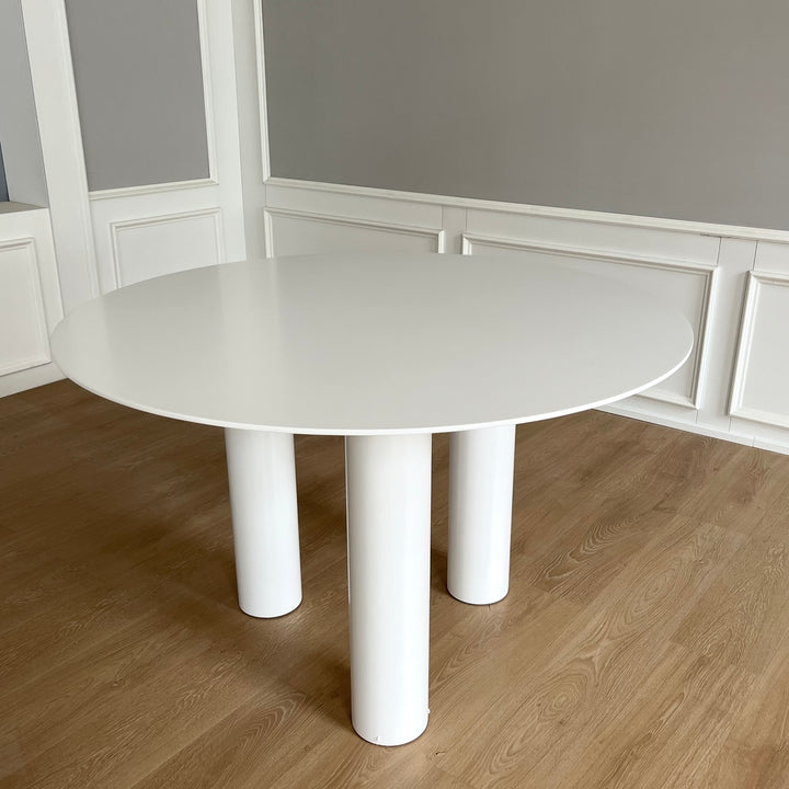 Thoma dining table