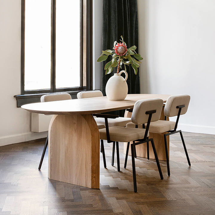 Aksel dining table